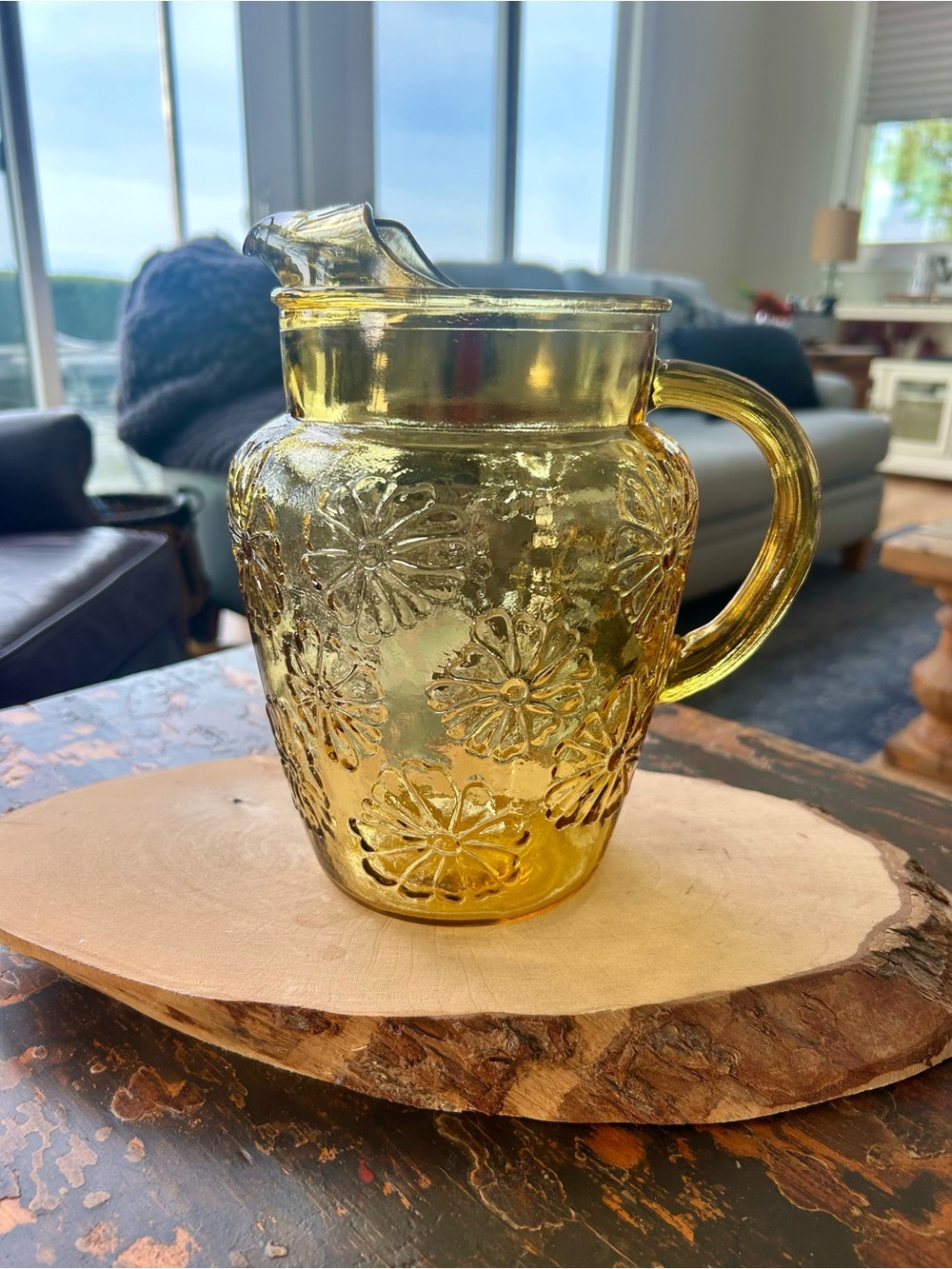 Vntg 1970’s Anchor Hocking Honey Gold Spring Song Daisy Ice Lip Juice Pitcher